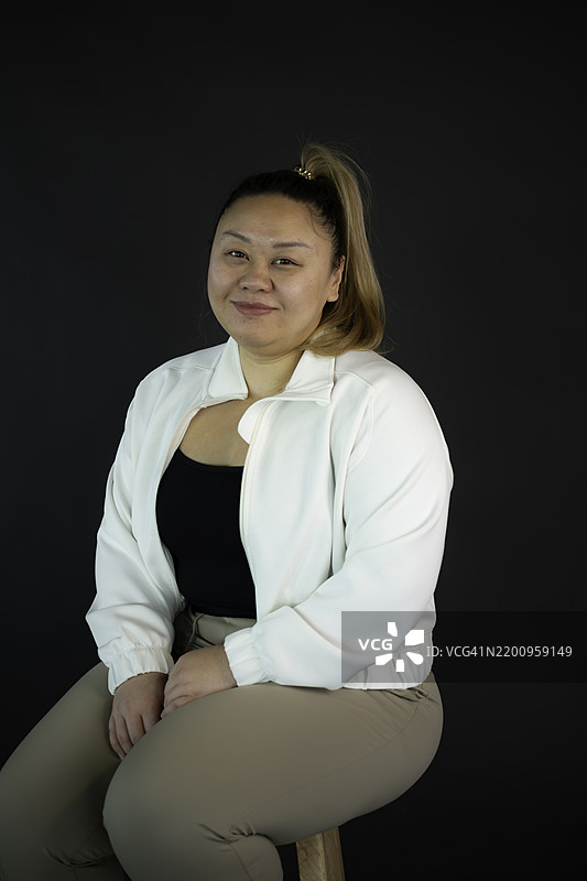 时尚女性坐在凳子上的头像照图片素材