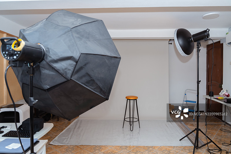 摄影工作室的布置，配备了照明设备和拍摄背景。图片素材