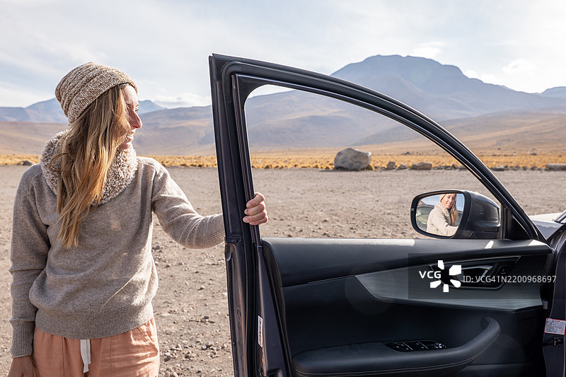 女人在沙漠风景中享受车内美景图片素材
