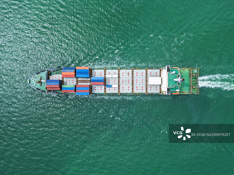 海上货船的鸟瞰图图片素材