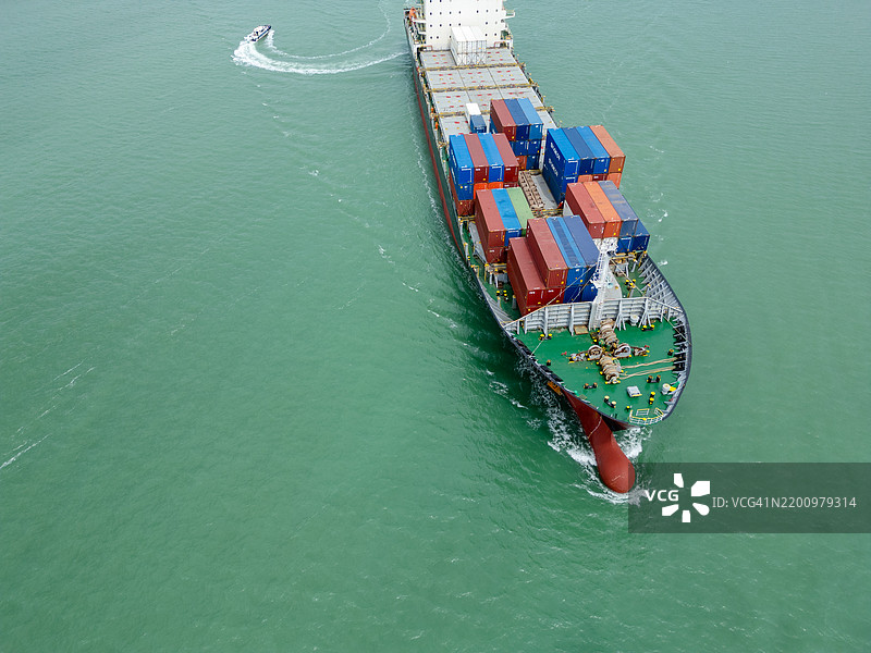 货船在绿色水域运输集装箱图片素材