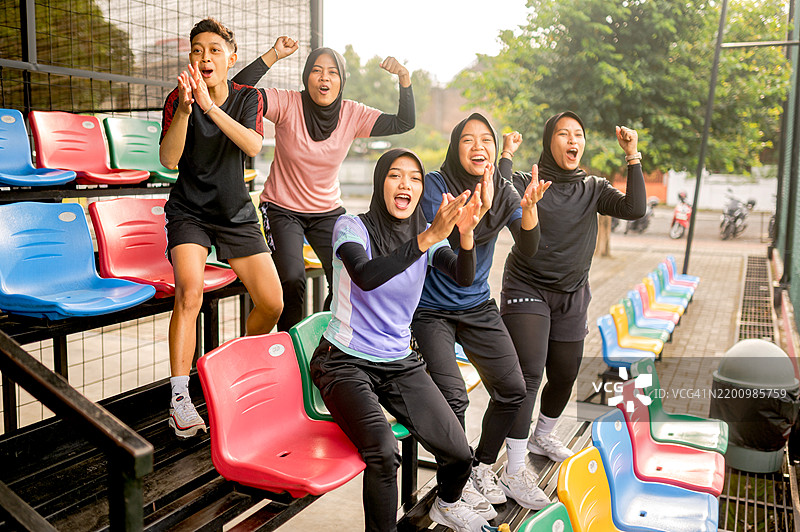 兴奋的足球迷在场边观看比赛并庆祝进球图片素材