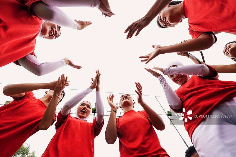 女性足球中的庆祝与团队精神图片素材