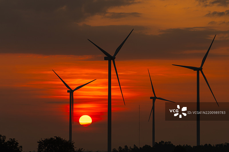 红色日落下的风力涡轮机剪影图片素材
