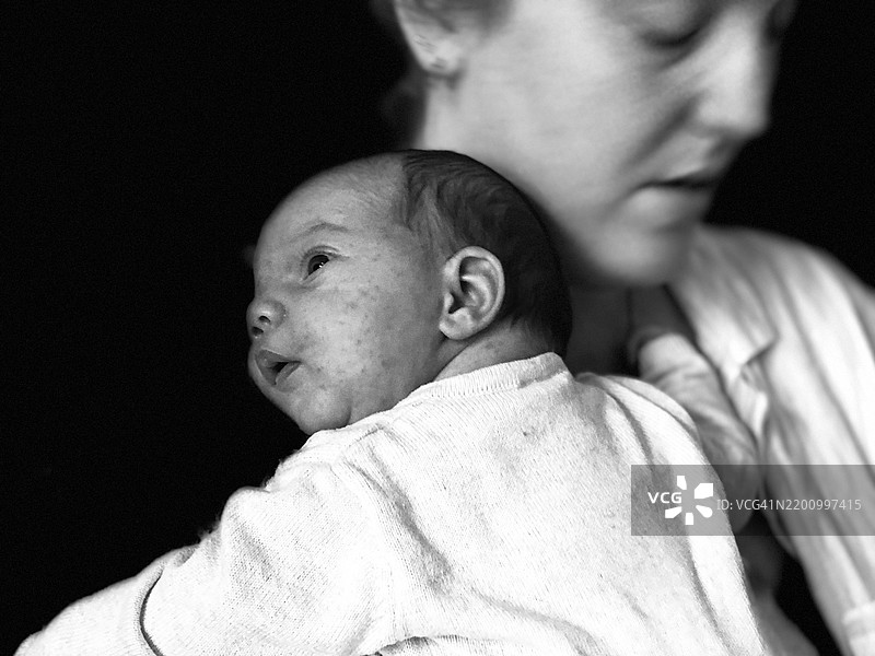 母亲抱着刚出生的宝宝。图片素材