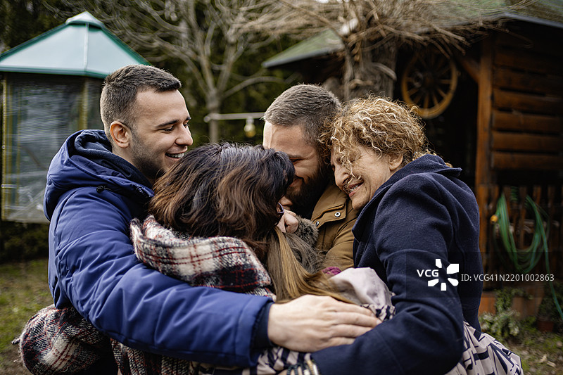 团体心理治疗中人们互相拥抱图片素材