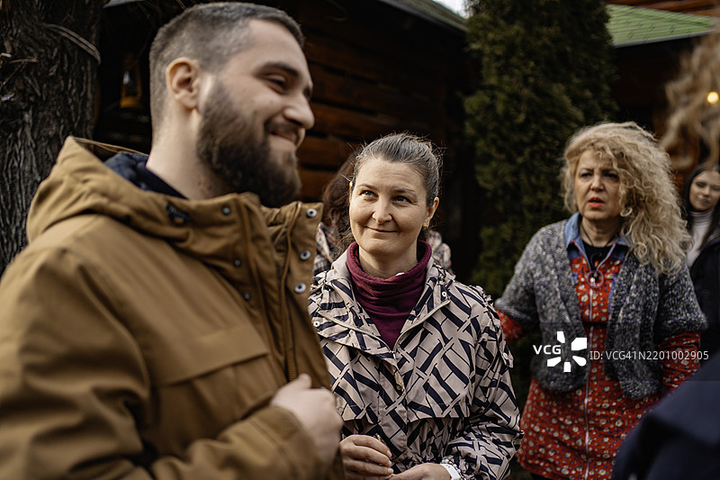 一群人在戏剧心理治疗课程中模拟情境图片素材