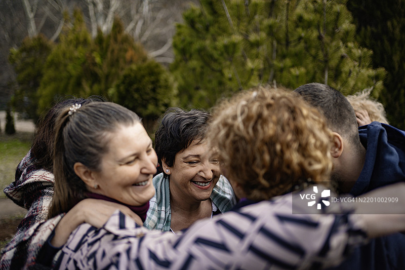 人们在团体戏剧心理治疗中拥抱图片素材