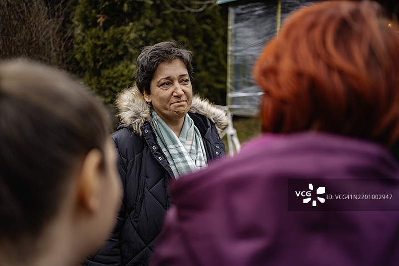 女性在团体戏剧心理治疗中哭泣图片素材