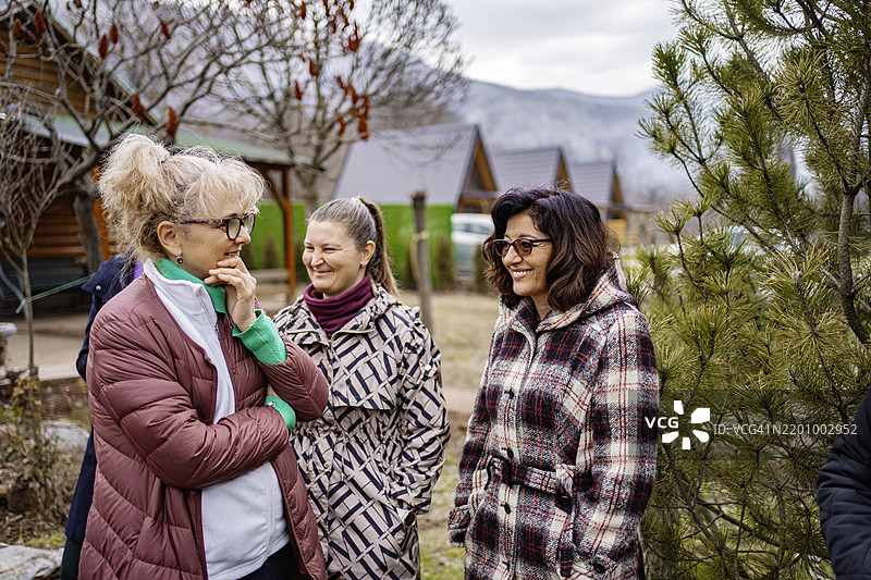 女性在团体戏剧心理治疗中模特的情境图片素材