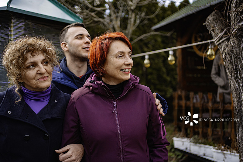 三个人在团体戏剧心理治疗课程中模拟情境图片素材