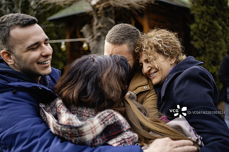 人们在团体心理治疗中拥抱图片素材