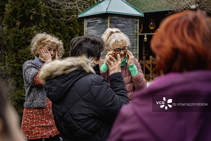 女性在团体戏剧心理治疗中哭泣图片素材