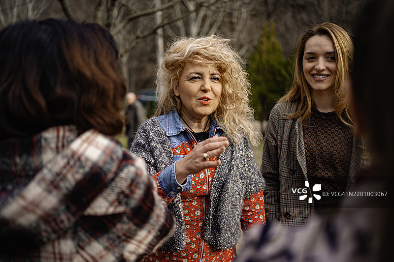 女性在团体戏剧心理治疗中模拟情境图片素材