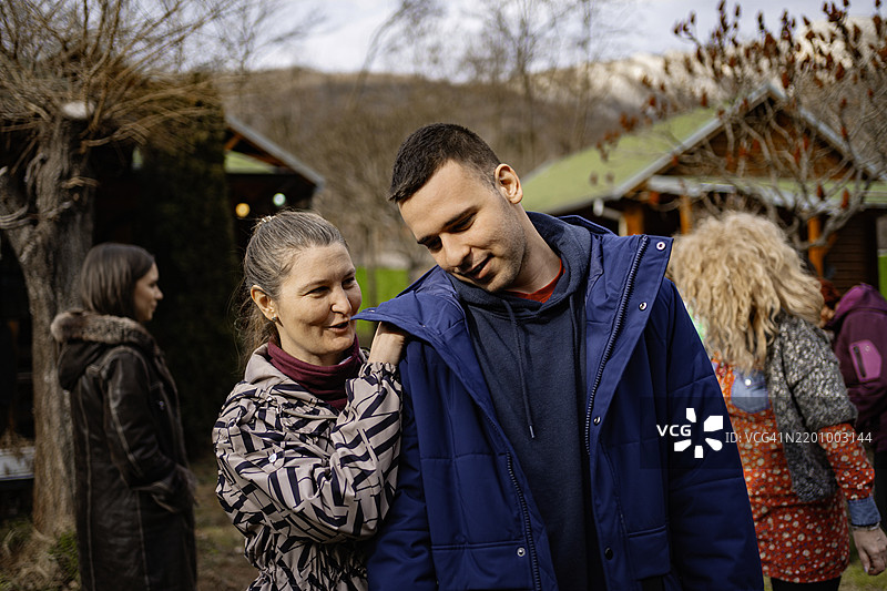 两个人在戏剧心理治疗课程中模拟情境图片素材