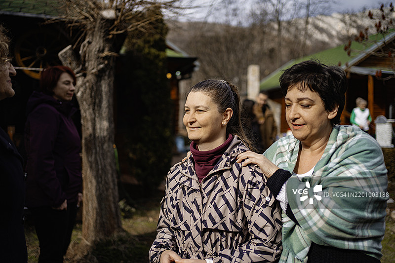 女性在团体戏剧心理治疗中模拟情境图片素材