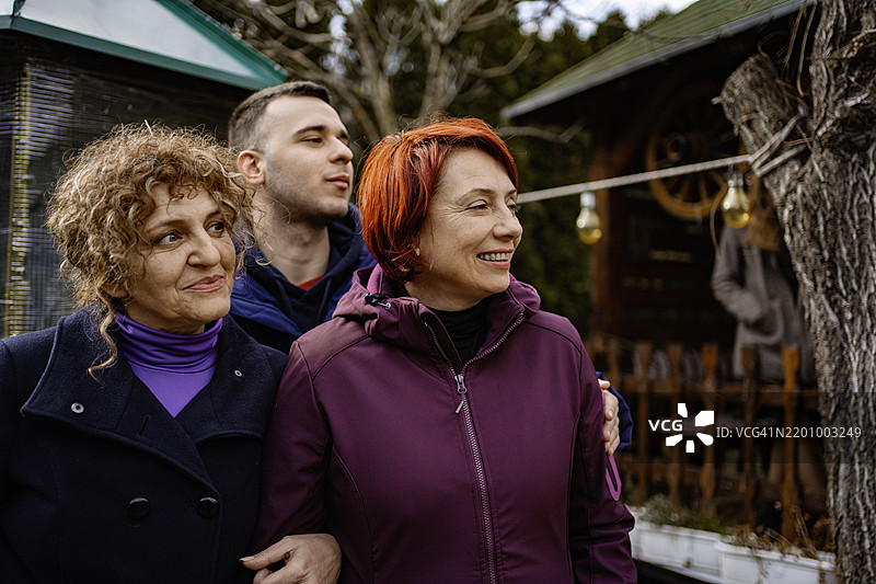 三个人在团体戏剧心理治疗课程中模拟情境图片素材