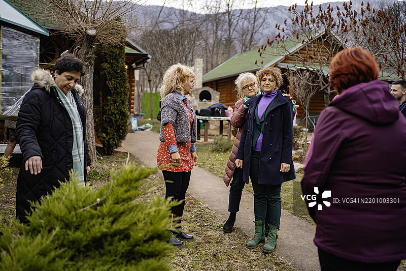 女性在团体戏剧心理治疗中模特的情境图片素材