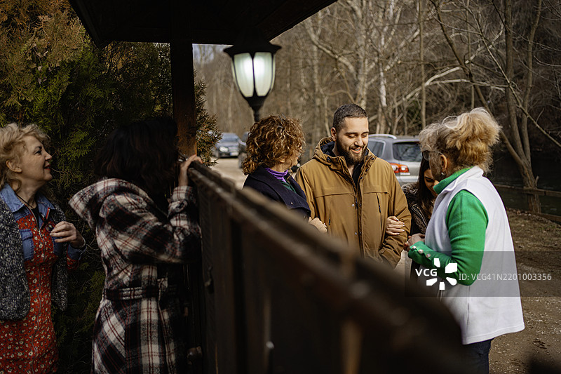 一群人在戏剧心理治疗课程中模拟情境图片素材