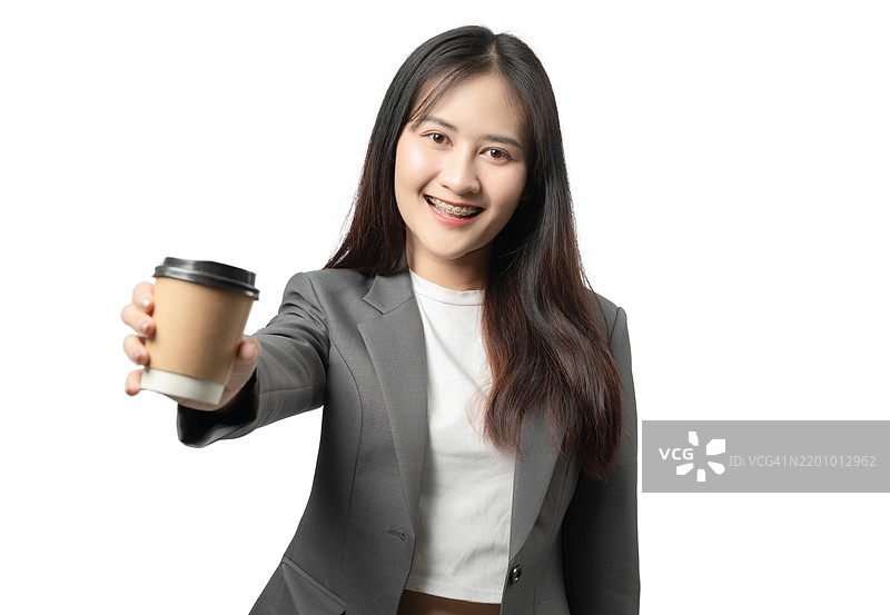 一位穿着商务套装的女性手持咖啡杯图片素材