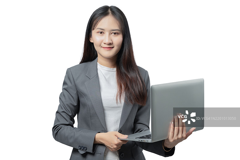一位女性手中拿着一台笔记本电脑图片素材