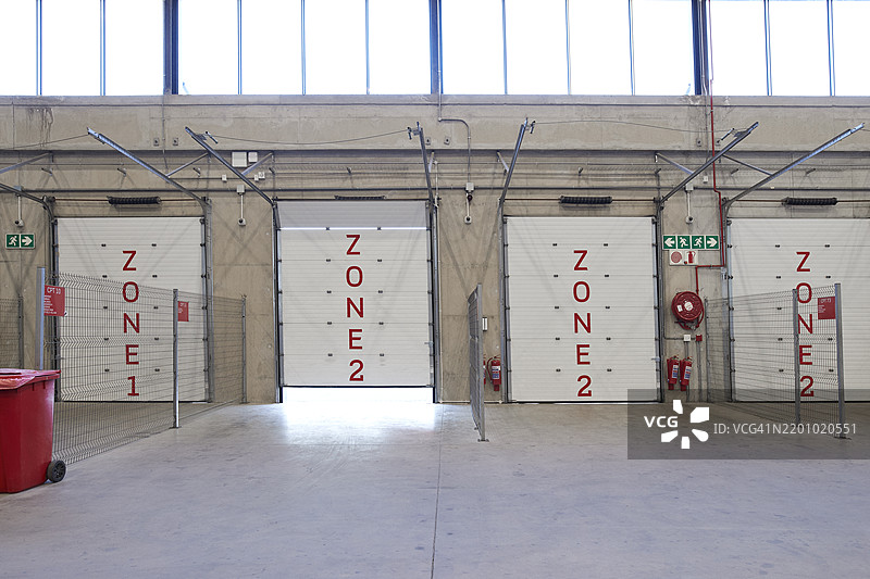 码头工业门的并排视图图片素材