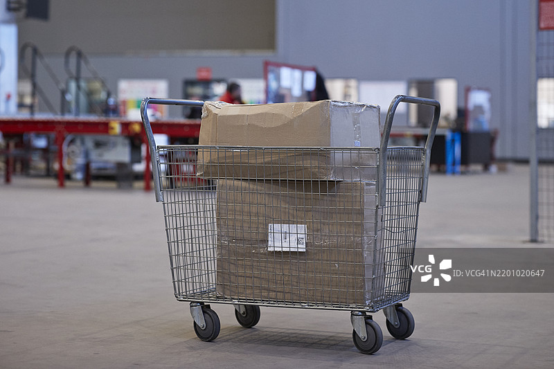 装满纸箱的手推车停在装货码头图片素材
