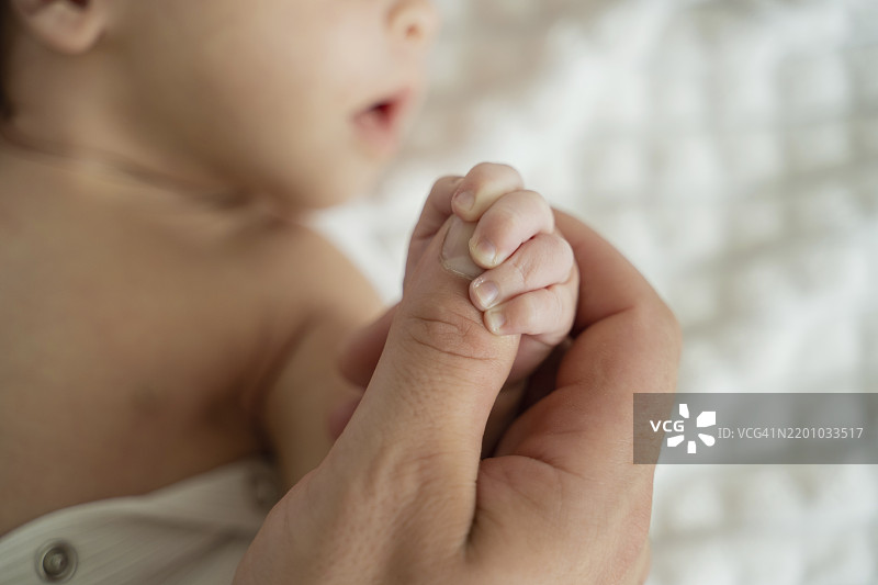 新生儿握着父亲的拇指图片素材