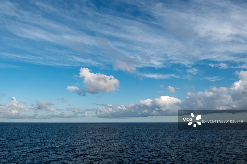 从塔林到赫尔辛基的船上俯瞰波罗的海的景色图片素材