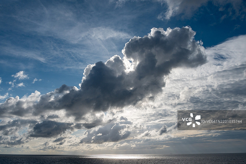 从塔林到赫尔辛基的船上俯瞰波罗的海的景色图片素材