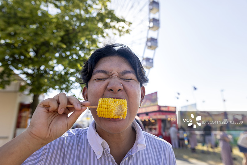 在游乐场享受玉米棒图片素材