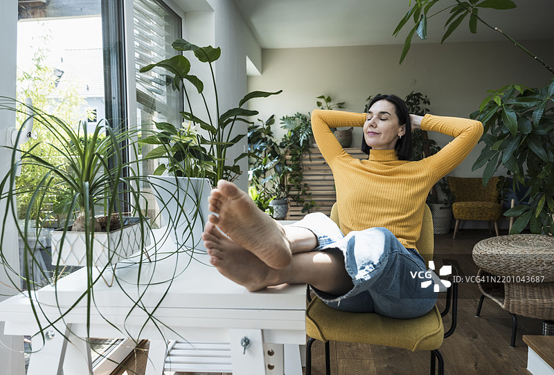 在家中坐在椅子上闭眼休息的女人图片素材