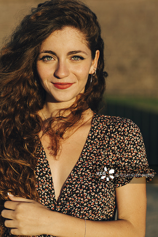 微笑的棕发女性穿着图案连衣裙图片素材