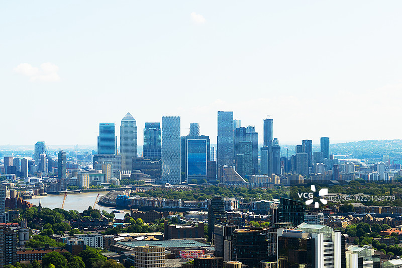 伦敦泰晤士河对岸的金丝雀码头金融区景观图片素材