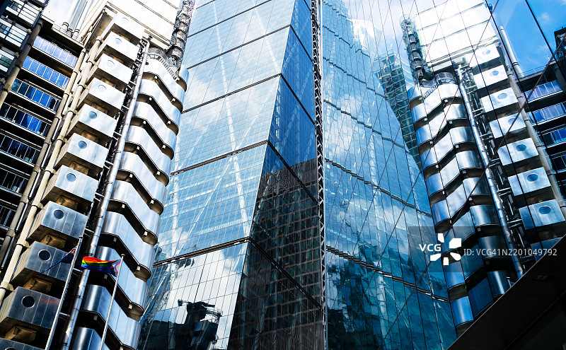 伦敦金融区的办公大楼景观，包括劳埃德大厦，伴有倒影。图片素材