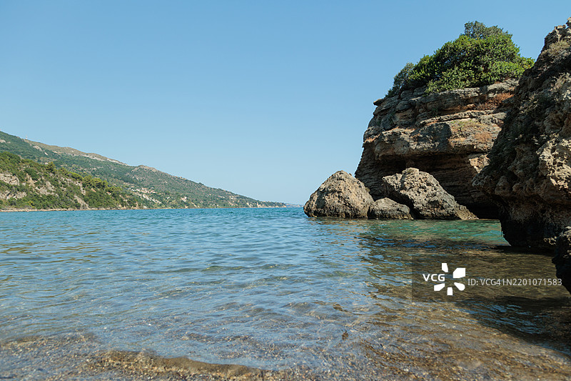 宁静的海滩，清澈的海水和岩石图片素材