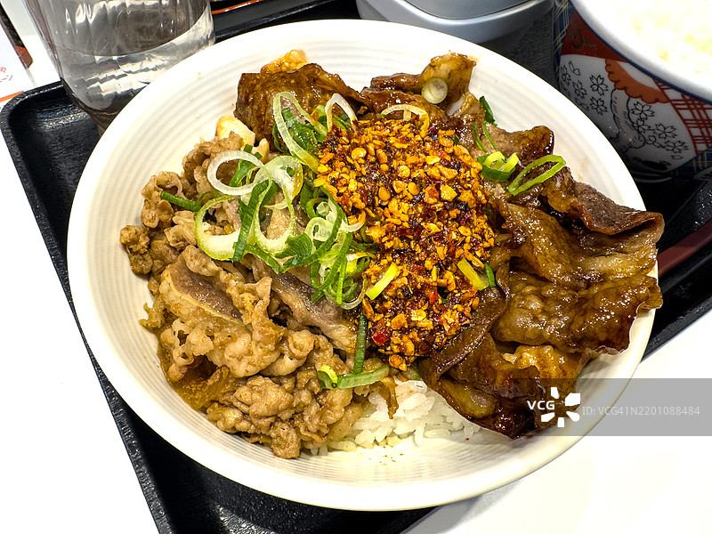 超大份耐力丼（Sutamina Don），配有牛肉、猪肉和辣椒油图片素材