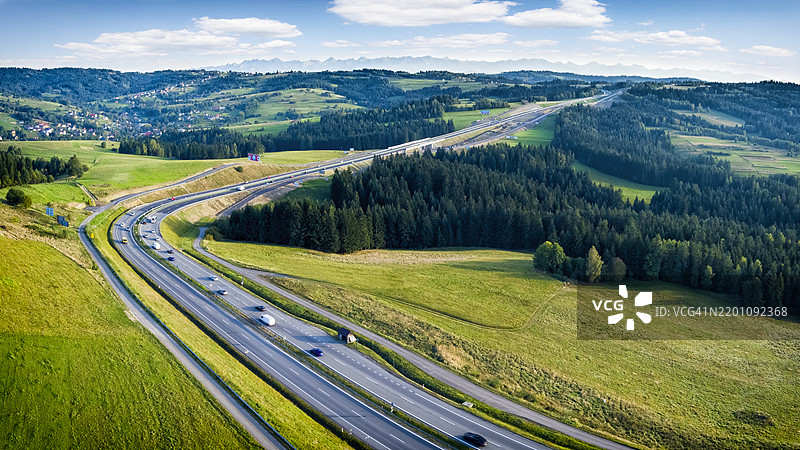 波兰查博夫卡地区克拉科夫与扎科帕内之间的新S7高速公路图片素材