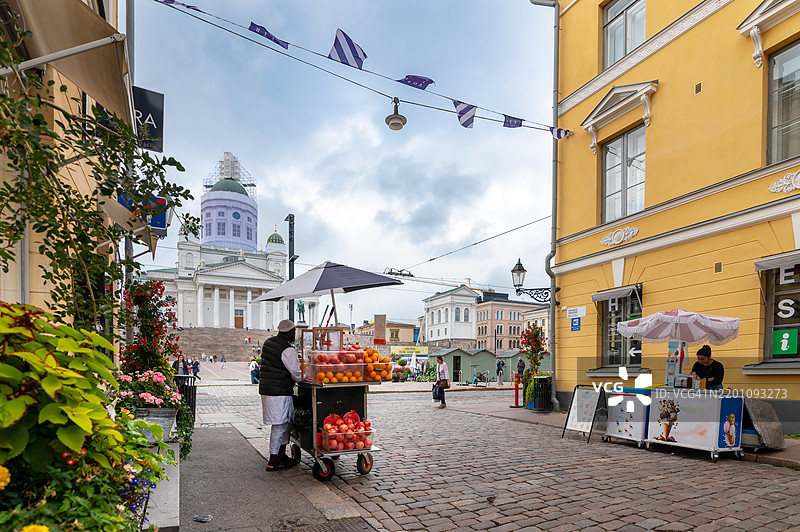 赫尔辛基市中心的街头小贩图片素材