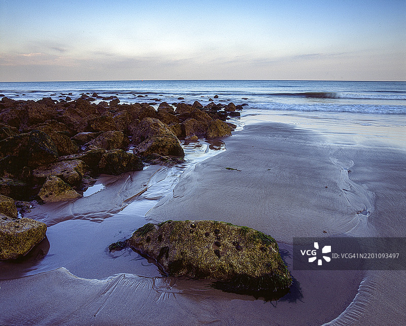英格兰肯特郡福克斯通。2003年7月18日。阳光沙滩和英吉利海峡。图片素材