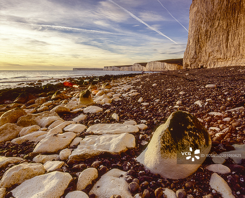 英国东萨塞克斯的比林峡，2006年7月20日。比林峡海岸的悬崖和岩石，面朝英吉利海峡。图片素材