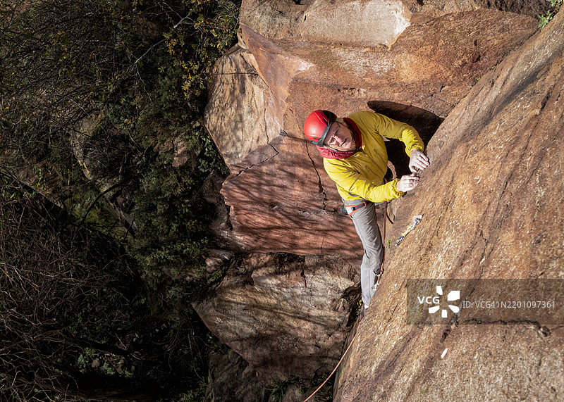 成熟男性在苏格兰北贝尔维克山攀登图片素材