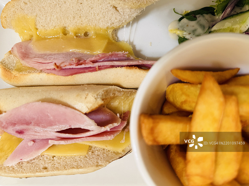 特写的火腿奶酪融化帕尼尼配薯条和沙拉/卷心菜沙拉图片素材