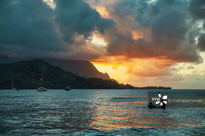 在汉纳雷湾的考艾岛冒险中，体验令人惊叹的日落和宁静的水域，尽享郁郁葱葱的自然风光。图片素材