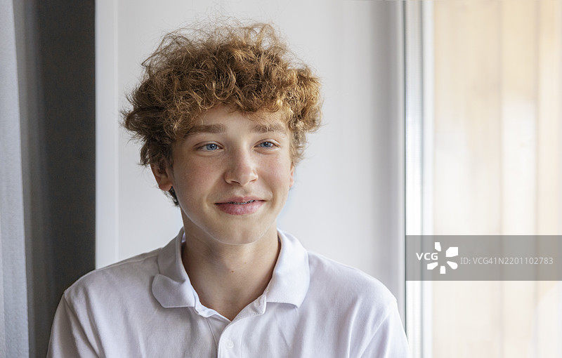 在家里的卷发棕色男孩图片素材