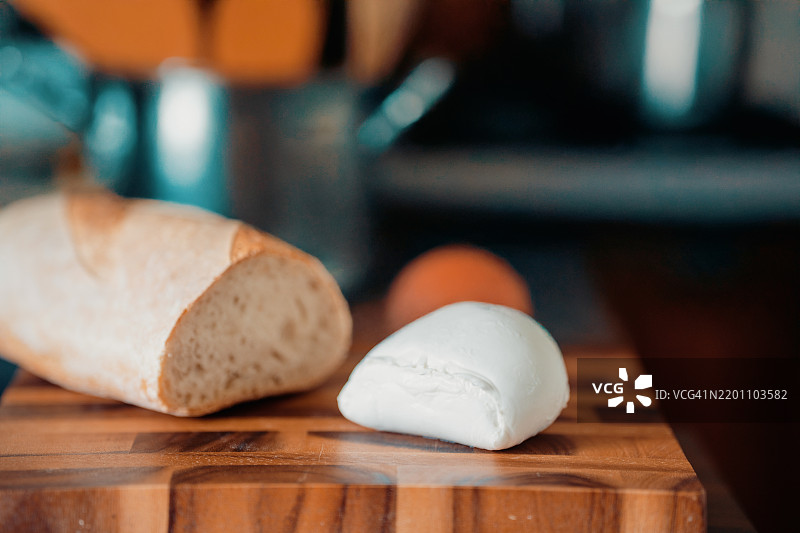 水牛 mozzarella，鲜面包，随时可食用。意大利美食。图片素材