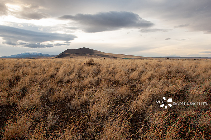 一座小型火山丘从亚利桑那州北部的草原中升起图片素材