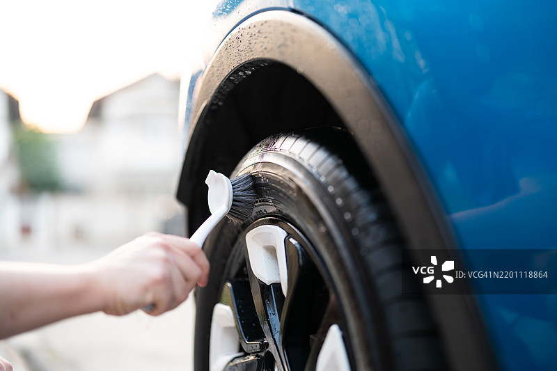 在家洗车的男人特写镜头图片素材