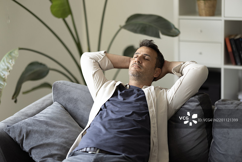 快乐帅气的男人在家中休息放松图片素材