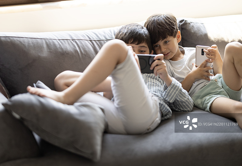 触摸他的现代数字设备图片素材